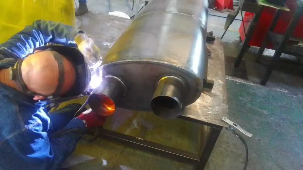 Oval generator muffler with dual inlets